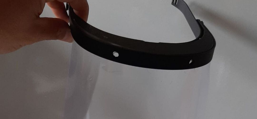 Una de las viseras de seguridad imprimidas en 3D