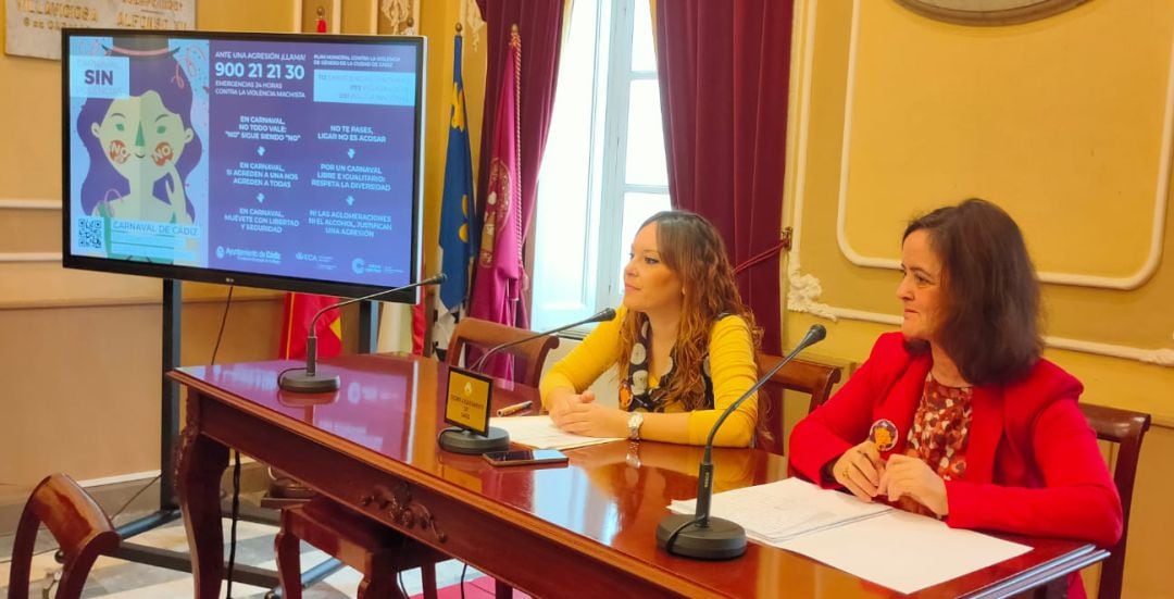 Lorena Garrón y Raquel Pastor, de la Universidad de Cádiz, durante la presentación de la campaña