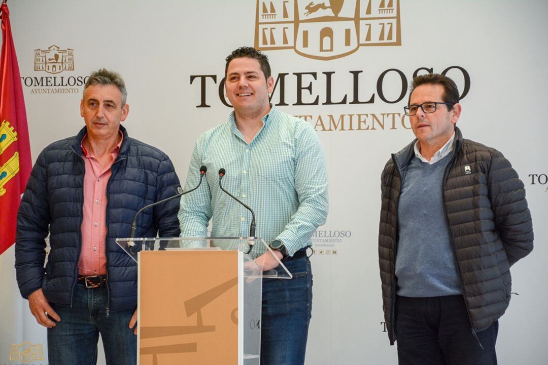 El portavoz, Iván Rodrigo, junto a Ángel Marta y Pedro Treviño, representantes de las autoescuelas tomelloseras