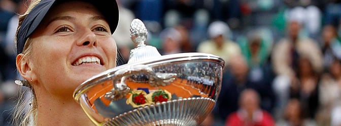 Sharapova sostiene la copa en Roma