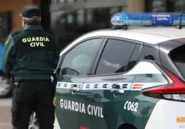Un agente de la Guardia Civil, de espaldas, junto a un vehículo oficial / Guardia Civil
