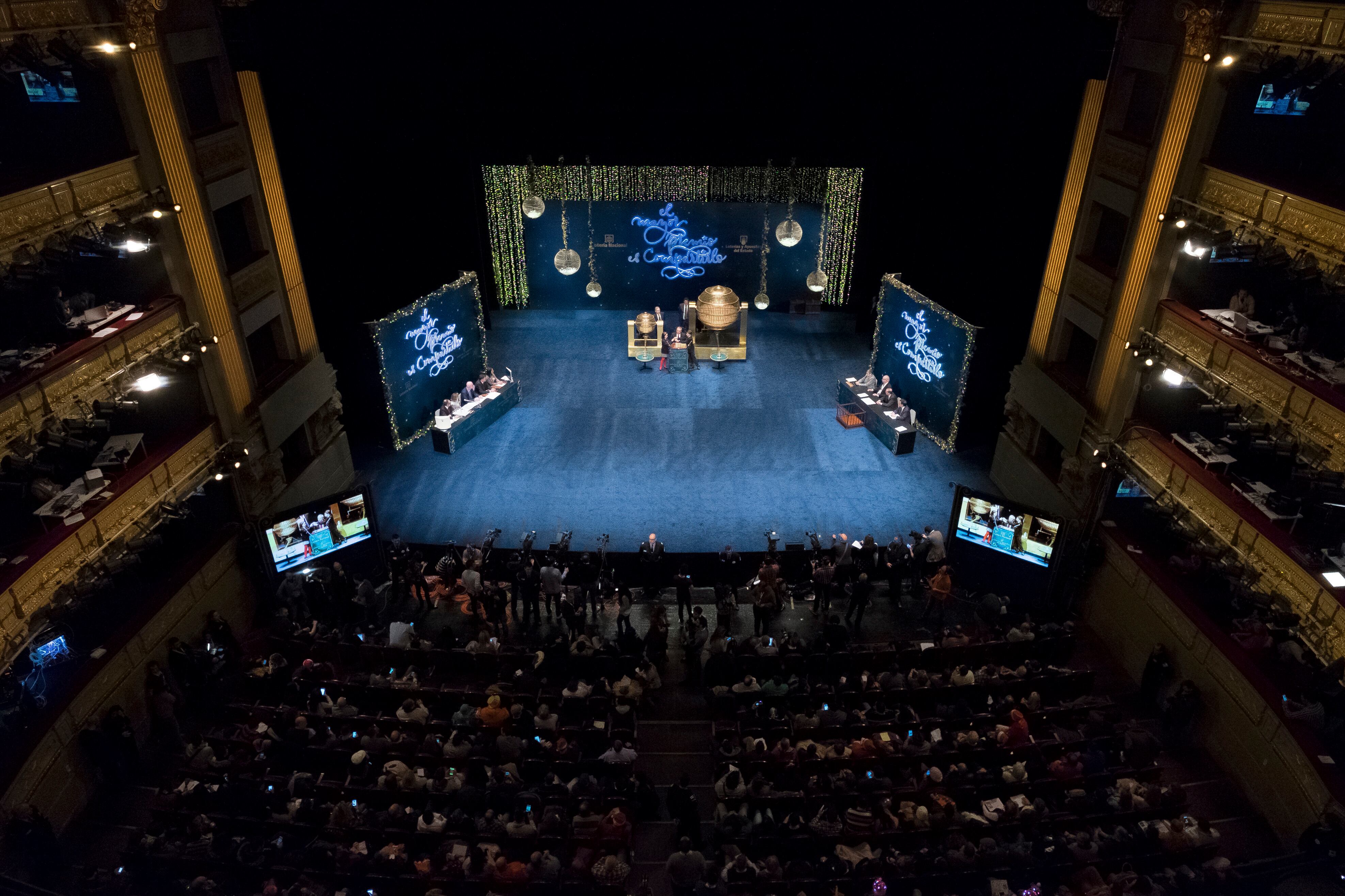 Imagen desde arriba del Teatro Real durante el sorteo de Lotería de Navidad.