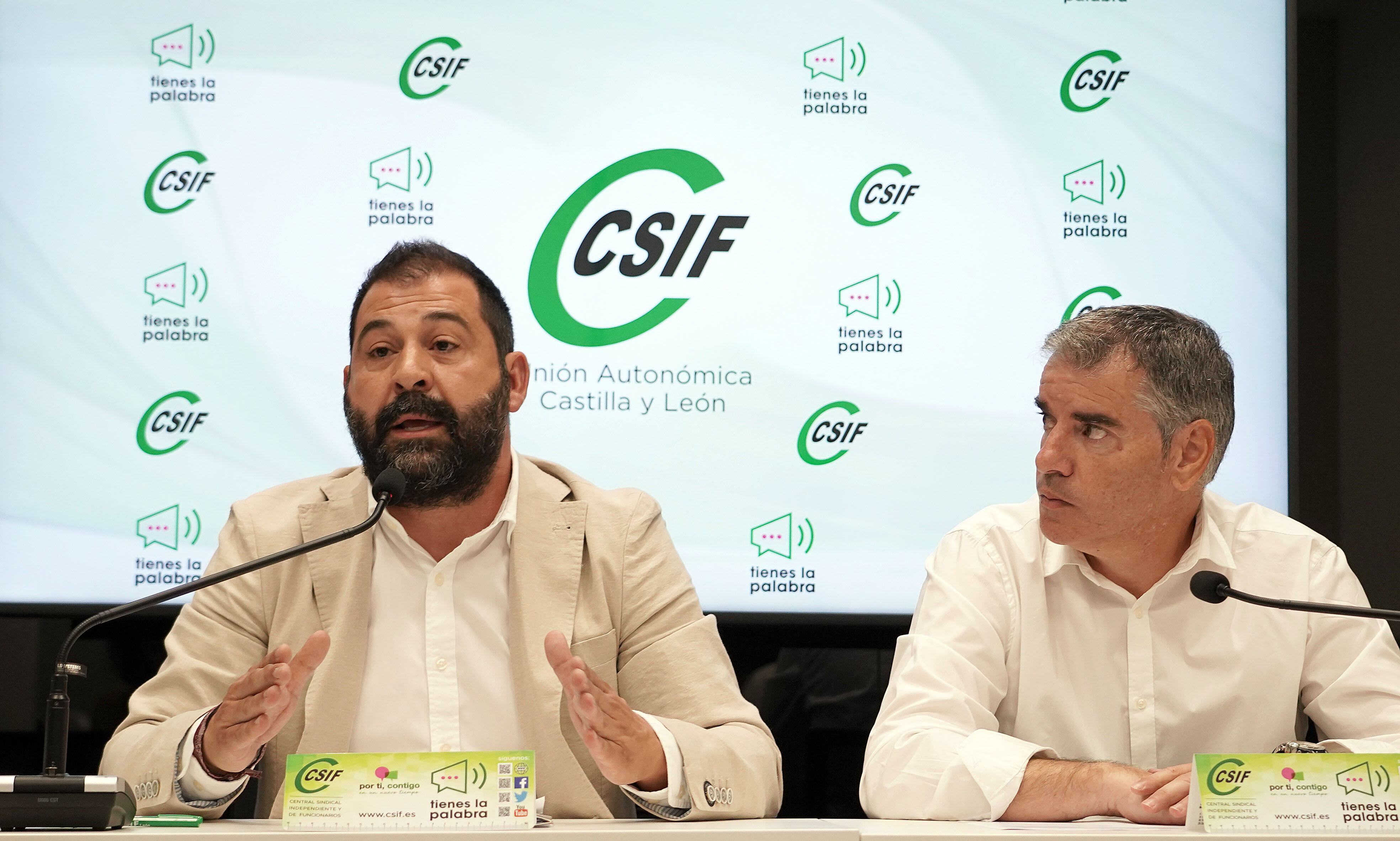 El presidente autonómico de CSIF, Benjamín Castro, acompañado de Agustín Argulo, delegado autonómico del sector en medioambiente, informan sobre la postura de CSIF ante la negociación del operativo contra incendios, planteado en el marco del Diálogo Social | Rubén Cacho (Agencia ICAL)
