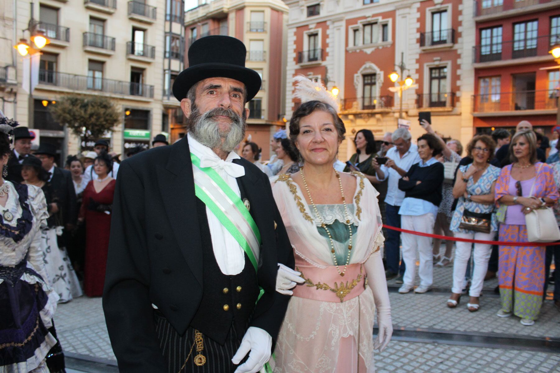 Una de las parejas participantes vestida de gala
