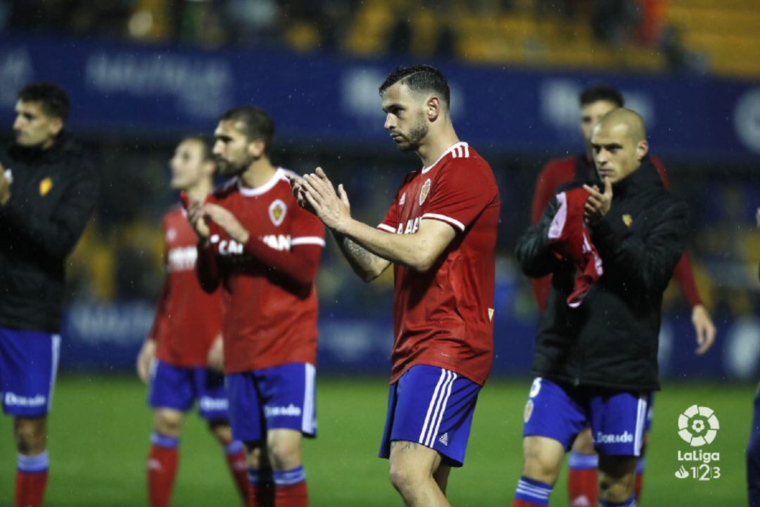Los futbolistas del Real Zaragoza agradecen el apoyo de los aficionados desplazados a Alcorcón