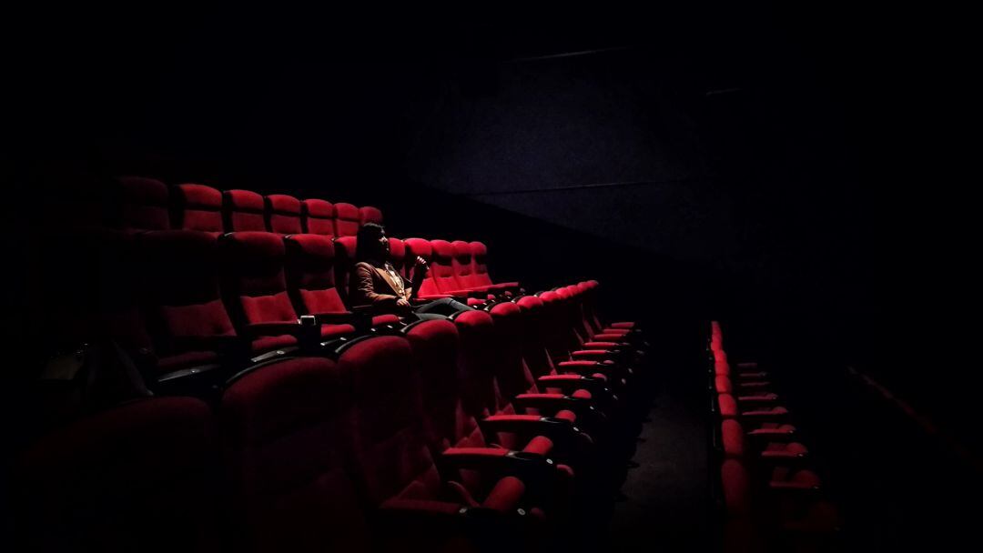 Una expectadora, en una sala de cine