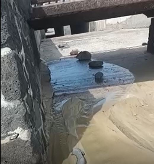 Aguas fecales desembocando en la &quot;playa del pueblo&quot; de Playa Blanca.