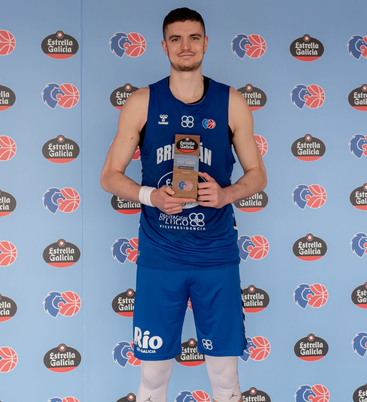 Danko Brankovic posa junto a su trofeo Estrella Galicia