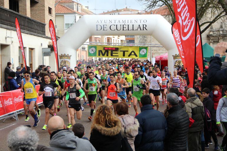 Los corredores toman la salida en la VII Carrera Murallas de Cuéllar