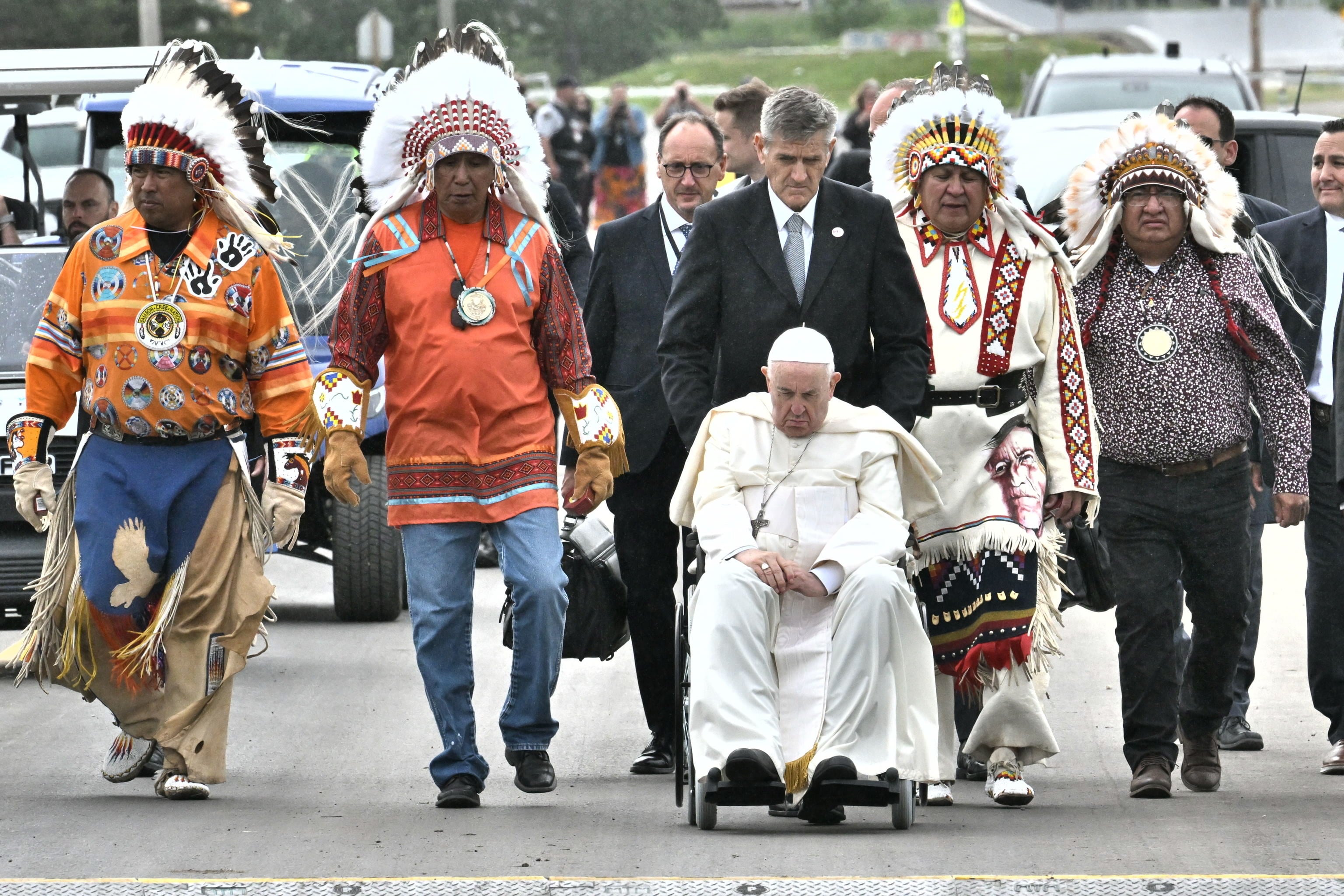 Edmonton (Canada), 25/07/2022.- Pope Francis meets indigenous people for a silent prayer at the Maskacis cemetery, a town 100 kilometers south of Edmonton, Canada, 25 July 2022. The five-days visit is the first papal visit to Canada in 20 years. (Papa) EFE/EPA/CIRO FUSCO
