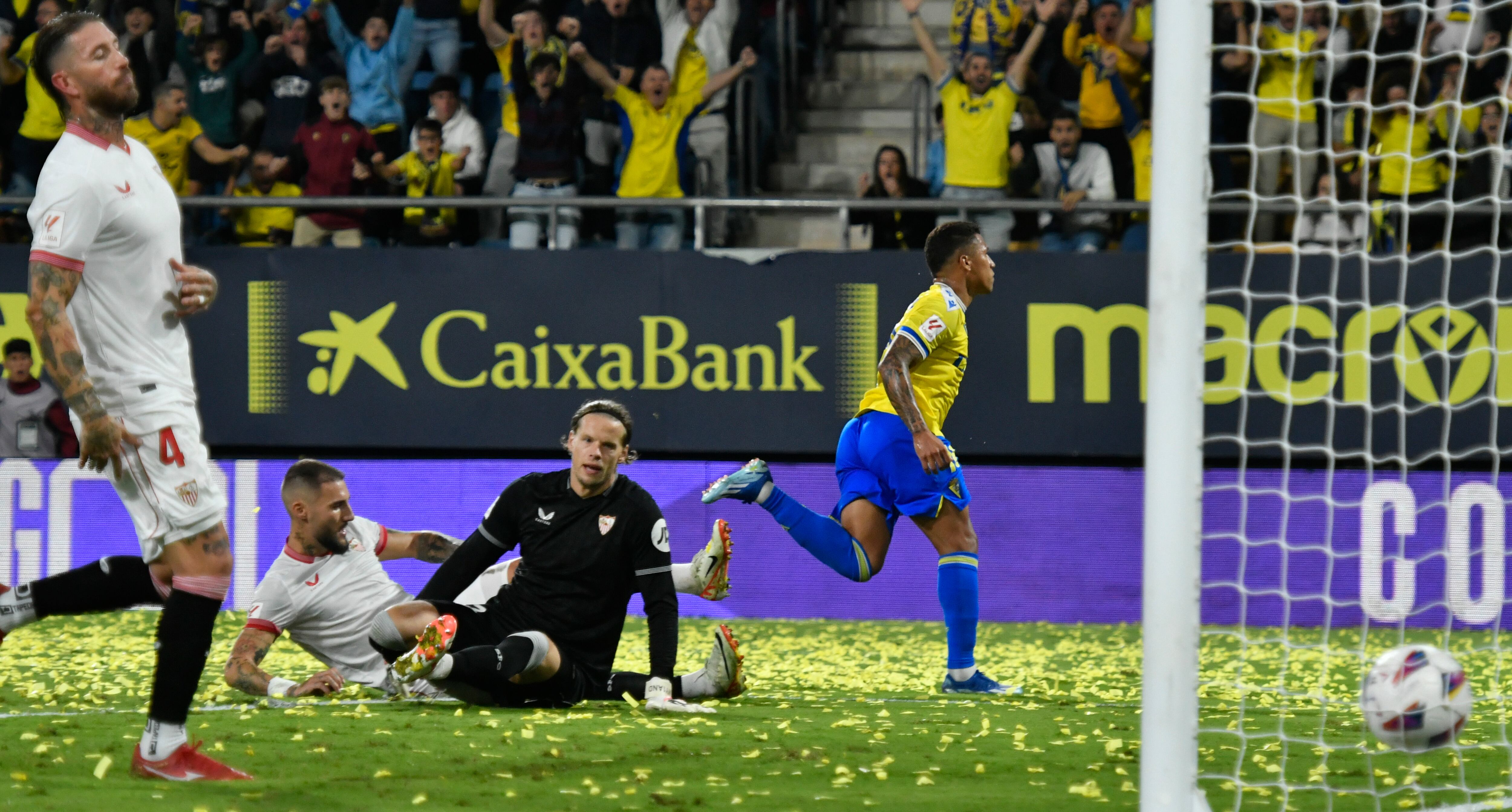 CÁDIZ, 28/10/2023. - El delantero venezolano del Cádiz D. Machis (d) celebra su gol ante el Sevilla FC durante el partido de la jornada 11 de LaLiga entre el Cádiz CF y el Sevilla FC este sábado en el estadio Nuevo Mirandilla de Cádiz. EFE/ Raúl Caro
