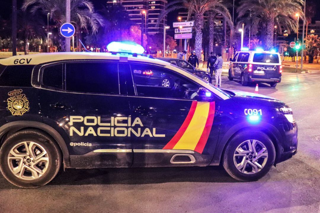 Coches de la Policía de Alicante en un control del ocio nocturno.