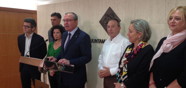 Pellicer, rodejat dels seus regidors.