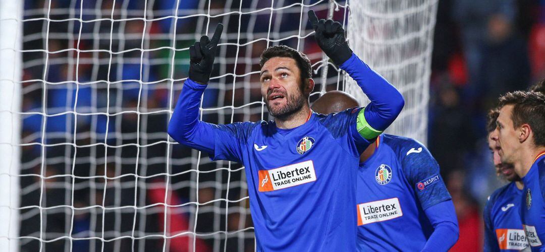 El delantero del Getafe CF Jorge Molina celebra su gol, segundo de su equipo ante el FK Krasnodar