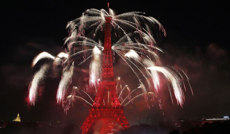 Fuegos artificiales en la torre Eiffel, durante la Fiesta Nacional francesa.