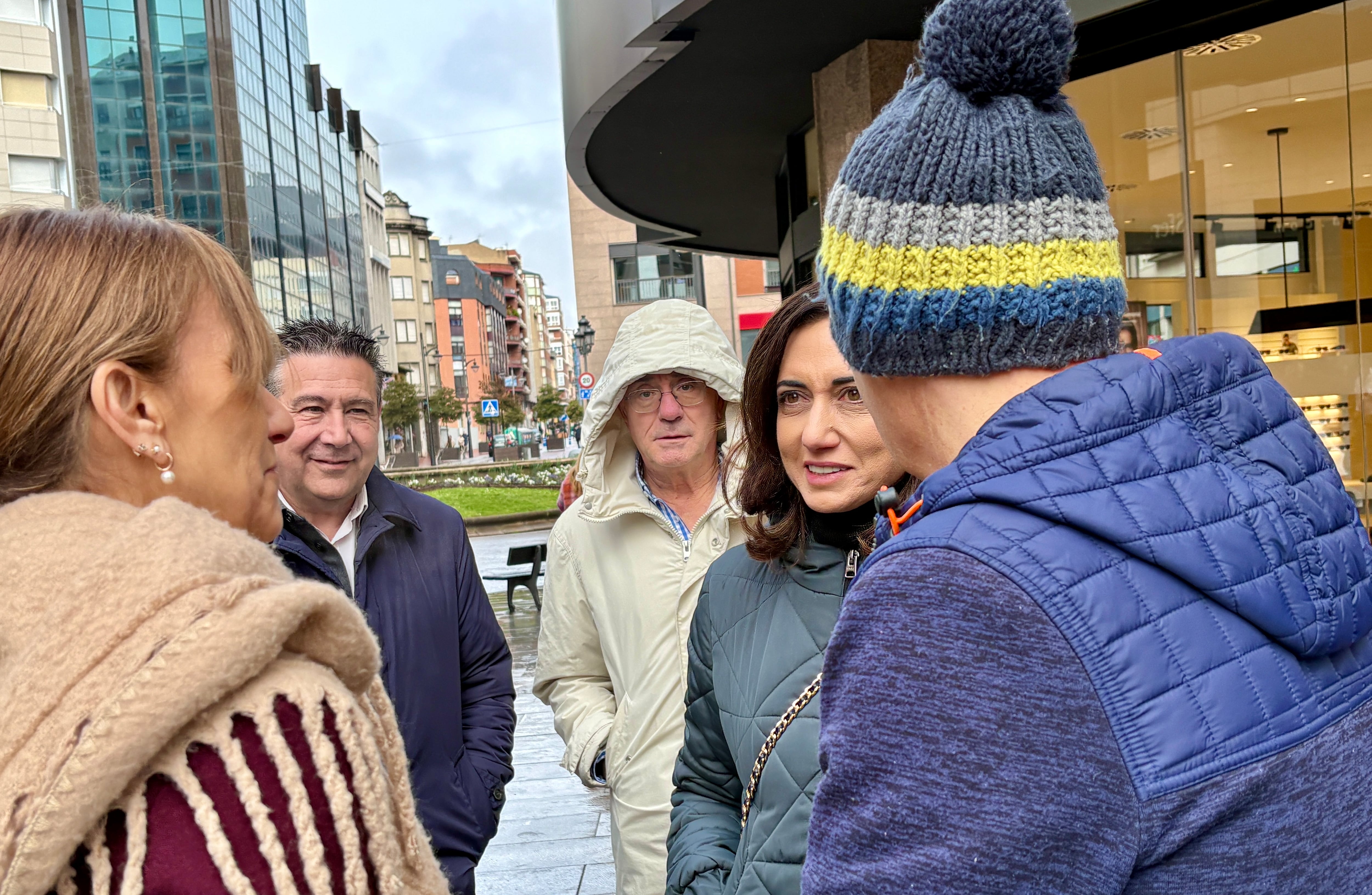 Alicia Gallego y representantes del PP en la plaza de Lazúrtegui