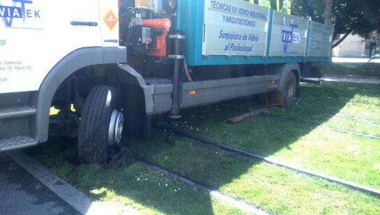 Las ruedas del camión han quedado atrapadas en la hierba.