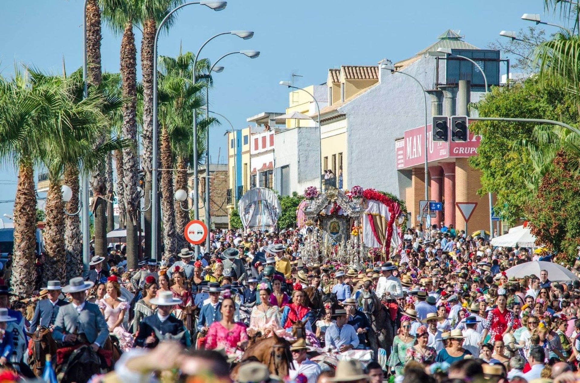 Romería de Santa María del Alcor, en la localidad de El Viso. La Hermandad de Santa María del Alcor, del municipio sevillano de El Viso, ha decidido suspender este domingo la Romería tras la muerte de un vecino al ser arrollado por una carreta de bueyes. El accidente se ha producido en el Pilar del Moscoso.
POLITICA ANDALUCÍA ESPAÑA EUROPA SEVILLA
HERMANDAD SANTA MARÍA DEL ALCOR