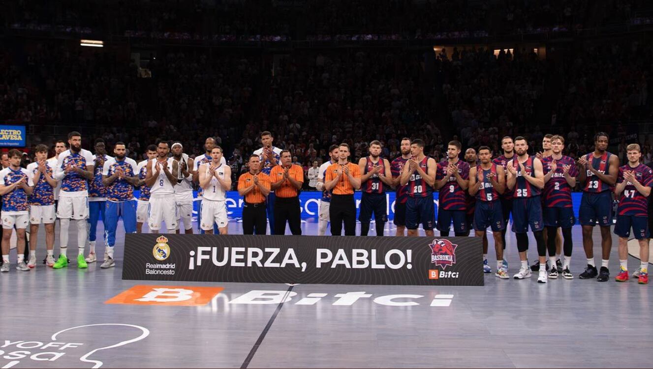 Los jugadores de Real Madrid y Baskonia unidos para mandar ánimos a Pablo Laso (Foto: Real Madrid)