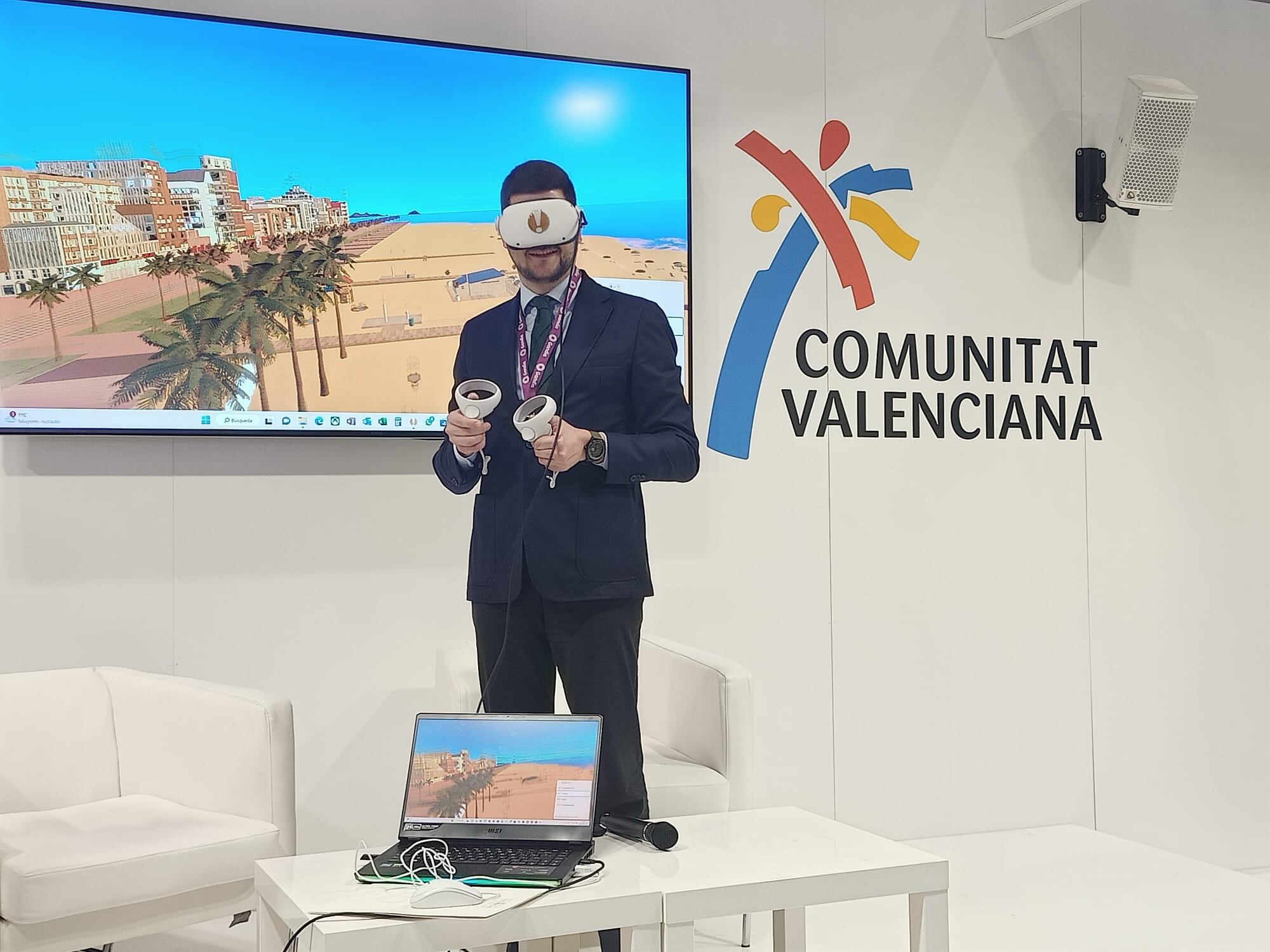 El alcalde de Gandia, José Manuel Prieto, fue el primero en experimentar la experiencia de ver la Playa de Gandia en el Metaverso.