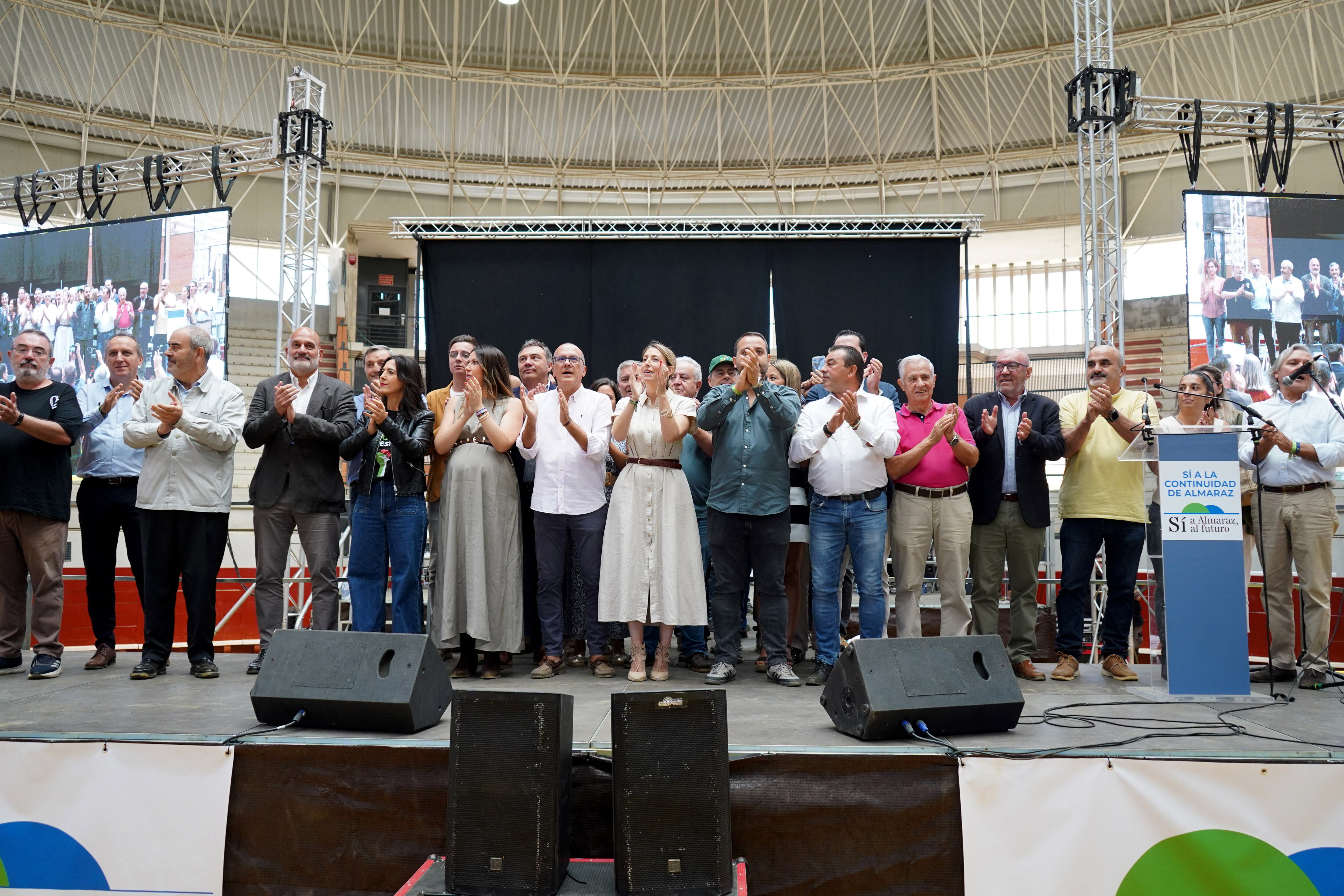 La presidenta de la Junta de Extremadura, María Guardiola (c), durante la inauguración del acto organizado por la plataforma ciudadana 'Sí a Almaraz, Sí al futuro' que ha reunido este sábado en Navalmoral de la Mata a numerosos ciudadanos y más de ochenta entidades para la firma de la 'Alianza por Almaraz'. EFE/ Eduardo Palomo