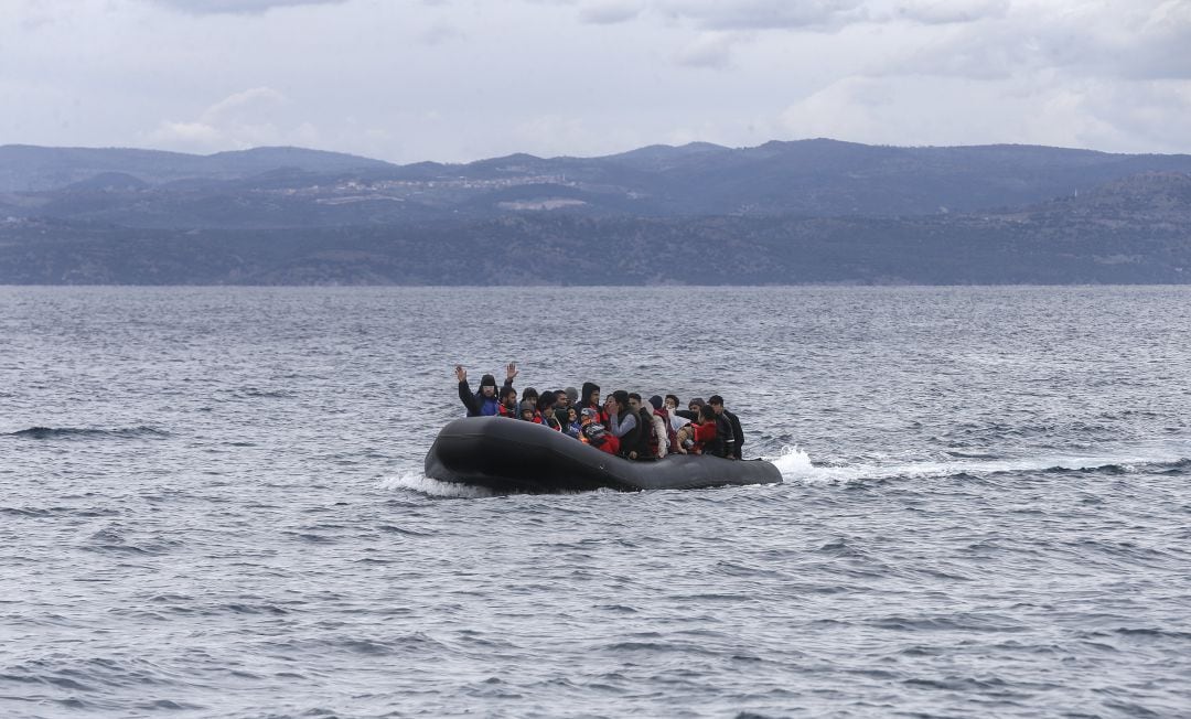 Una patera con migrantes.