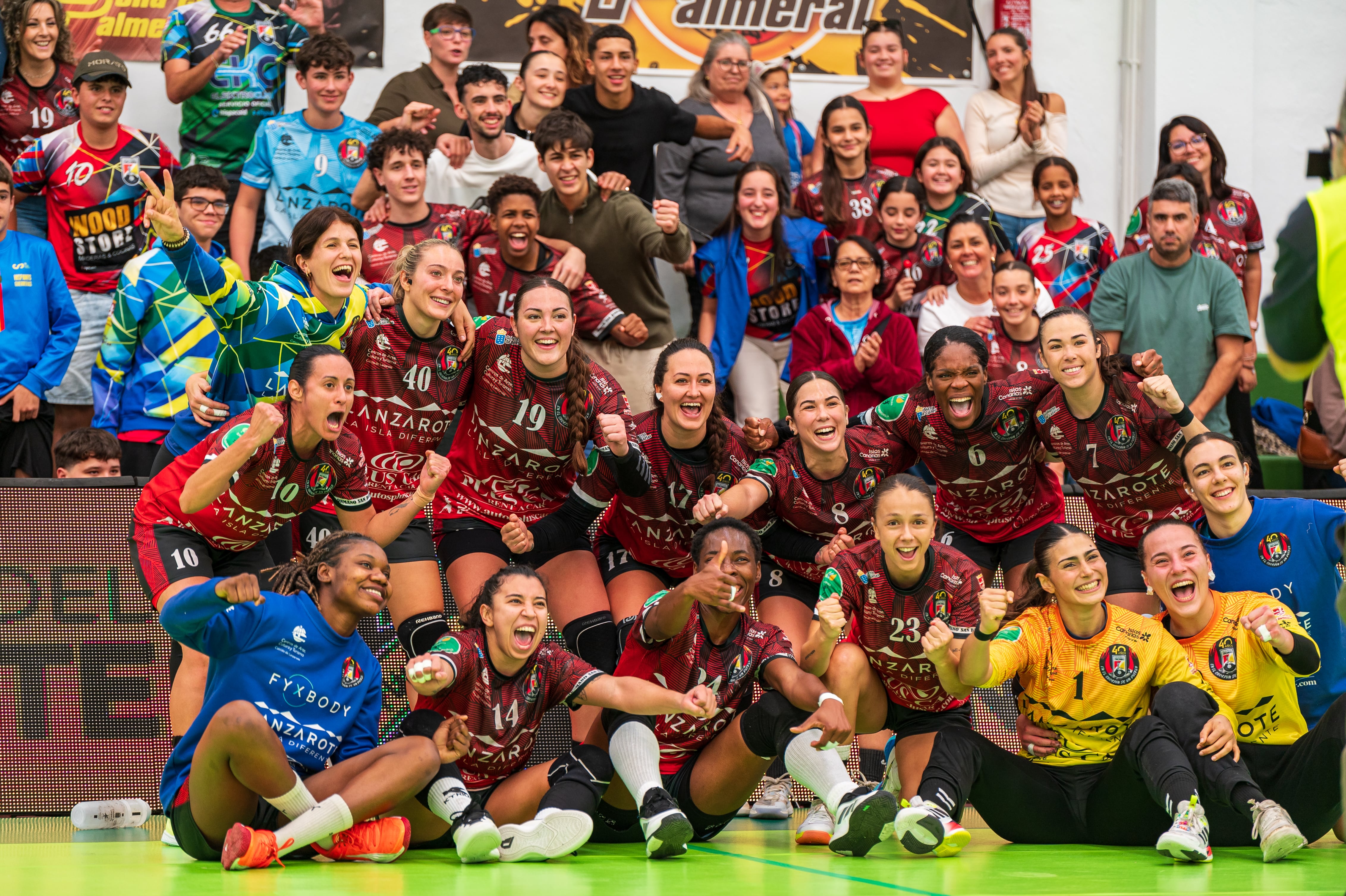 Jugadoras y aficionados del Zonzamas Plus Car Lanzarote.