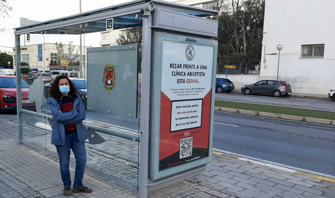 La edil Llanos Cano posa al lado de una de las marquesinas con publicidad del grupo antiabortista