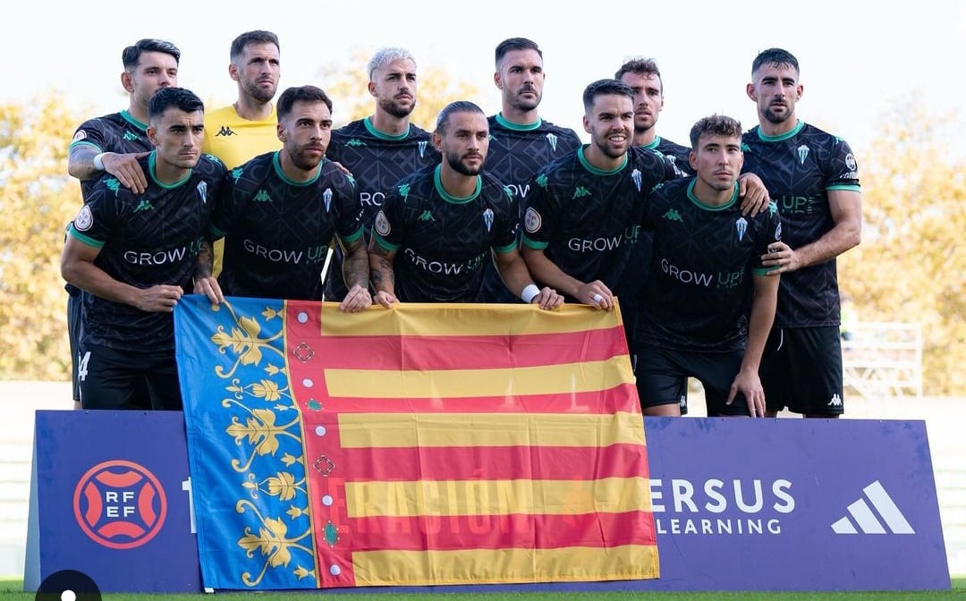 Once titular del CD Alcoyano mostrando su solidaridad con los afectados por la DANA