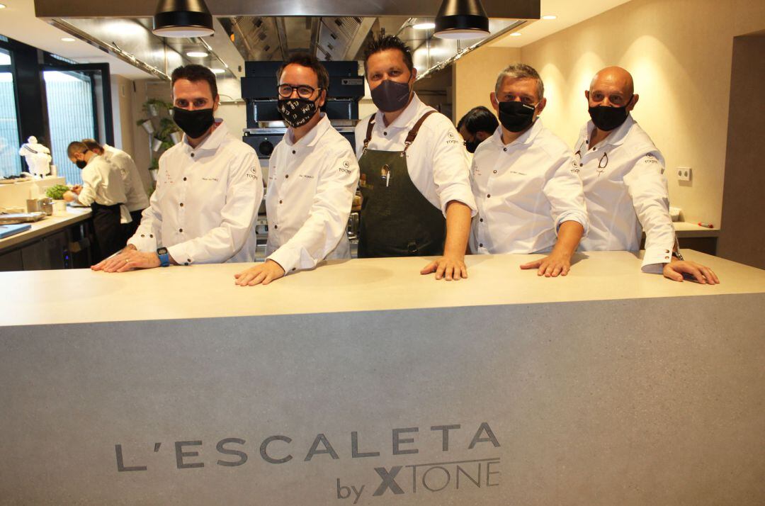 Los cuatro chefs que acompañaron en la cocina de L'Escaleta a Kiko Moya