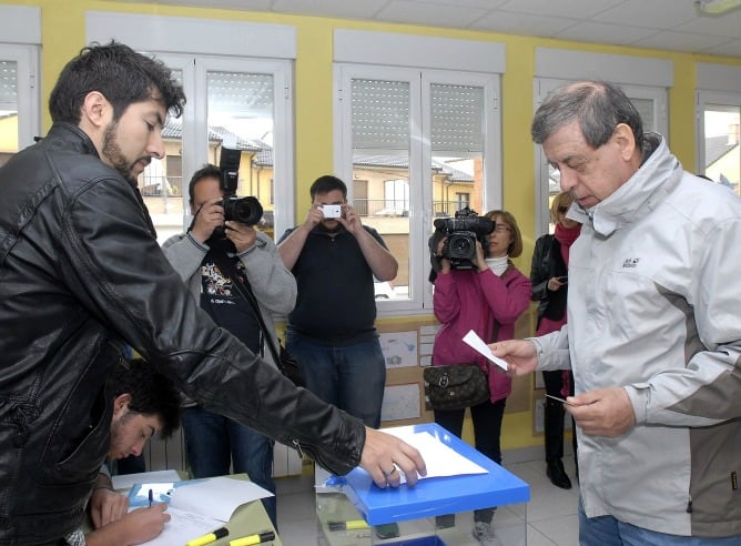 El cabeza de lista de UPyD al Parlamento europeo, Francisco Sosa Wagner, ha ejercido su derecho al voto en su colegio electoral en la localidad leonesa de Carbajal de la Legua