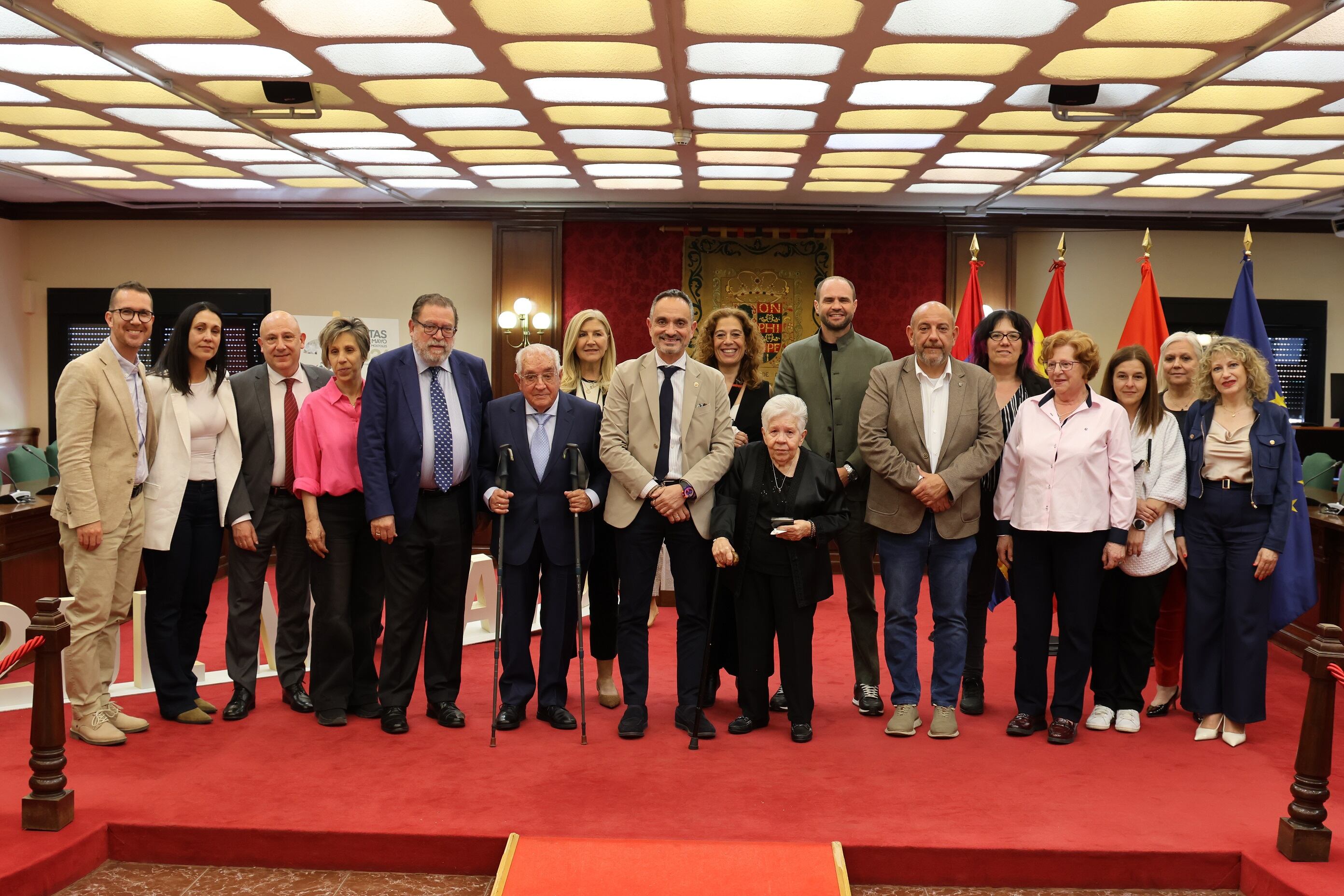 Los galardonados junto al alcalde de Móstoles y concejales de la corporación