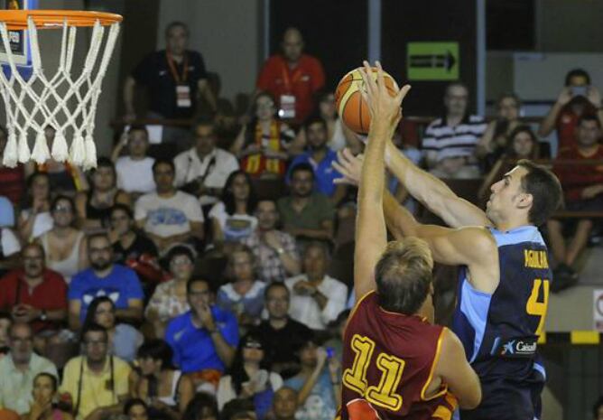 El jugador de la selección española de baloncesto Pablo Aguilar trata de encestar ante la oposición del jugador de Macedonia Gecevski en el partido amistoso entre las selecciones de España y Macedonia que ha terminado con la victoria de los de Orenga por 