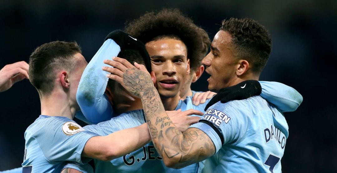 Varios futbolistas del Manchester City celebran un gol