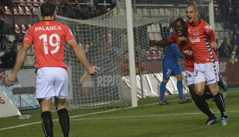 Palanca, Emaná i Tejera celebren un gol al Nou Estadi.