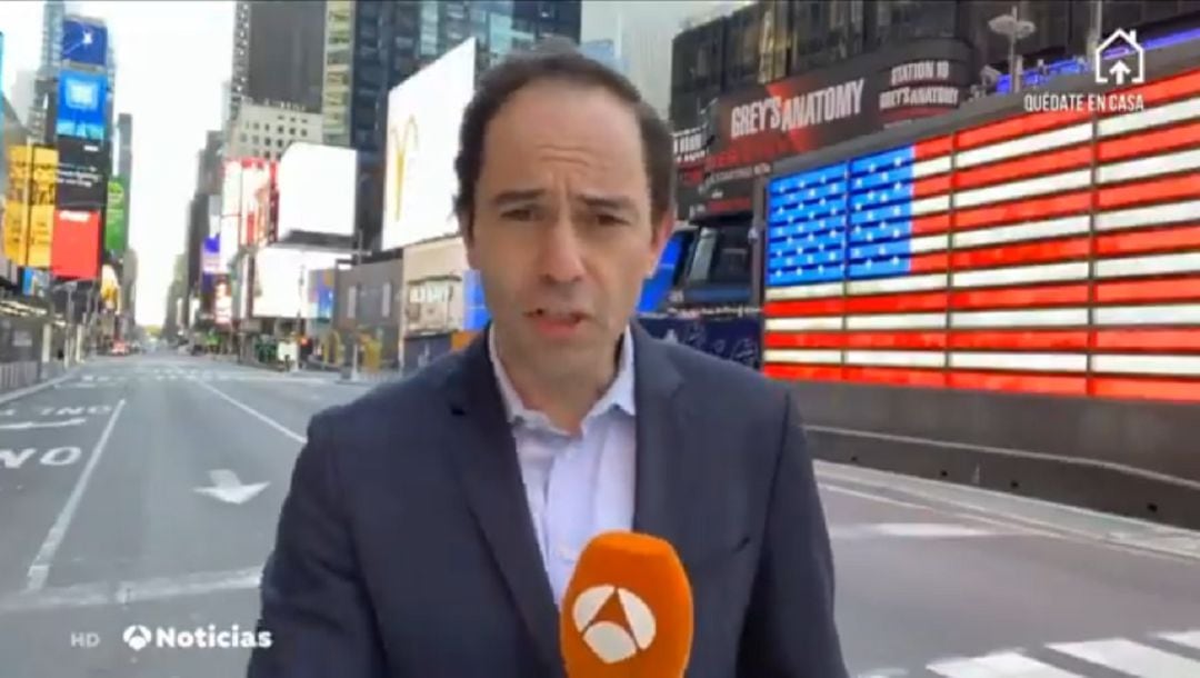 José Ángel Abad durante una de sus intervenciones en los informativos de Antena 3 en las calles desiertas de Nueva York