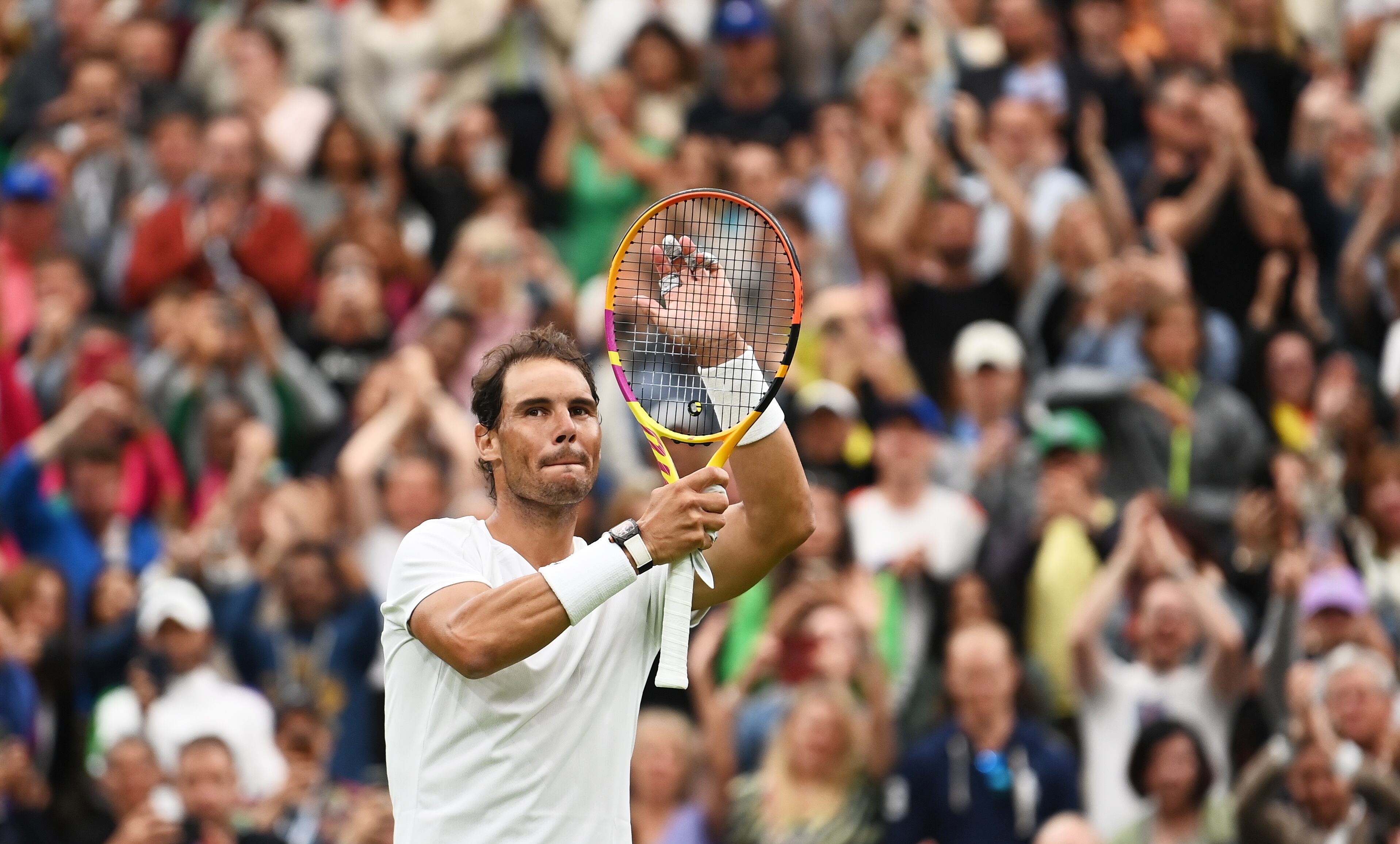 Rafa Nadal saluda al público tras ganar su último partido en Wimbledon