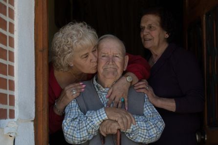 Martín de la Torre Muñoz, hijo de Catalina, junto a su hija Martina (izquierda) y su mujer, Francisca Atienza