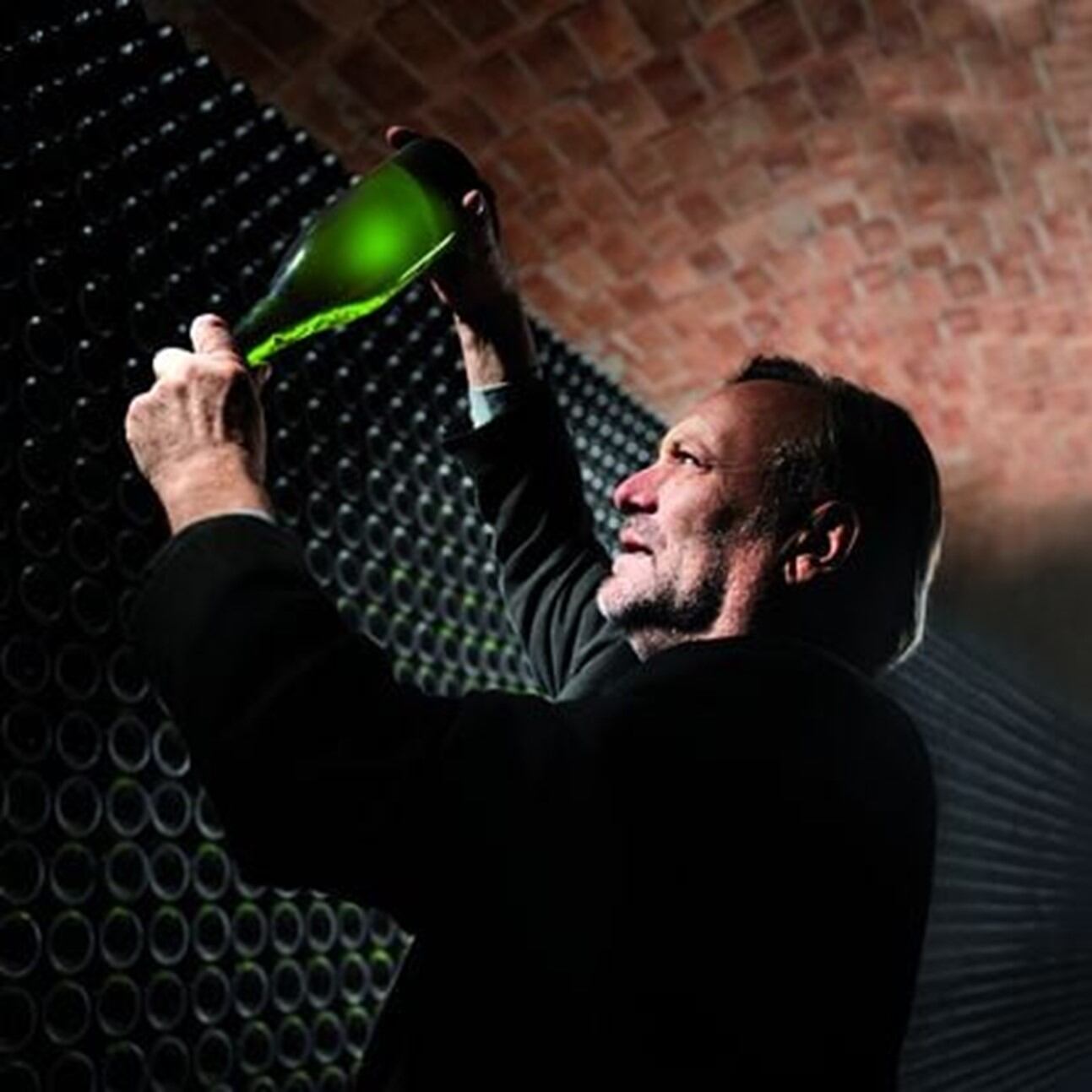 Josep Massana supervisando la evolución del espumoso en el dormitorio de botellas. Foto MARÇAL FONT