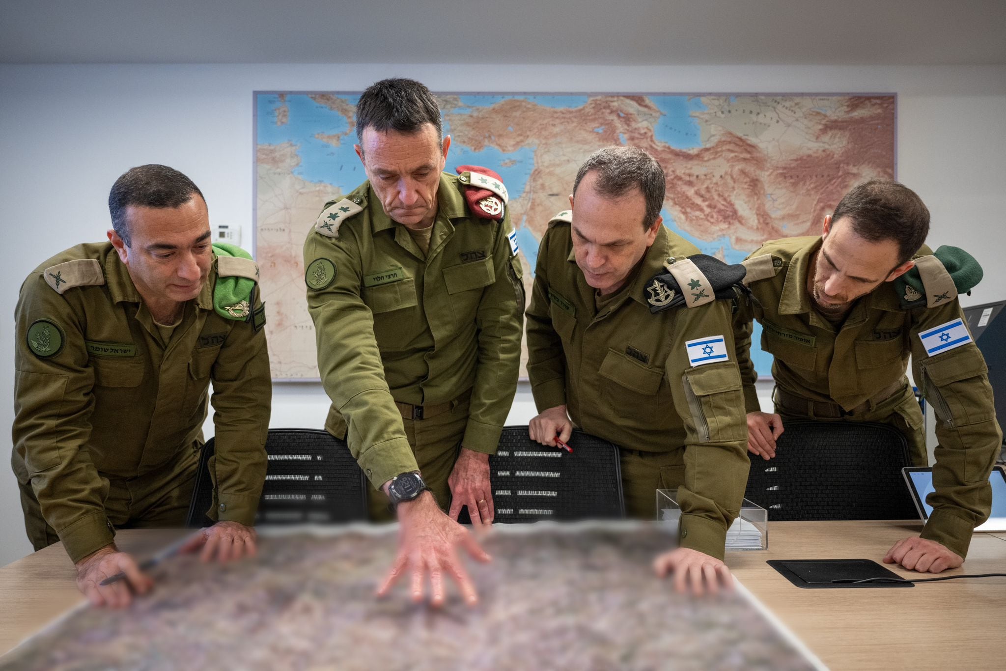 El jefe del Estado Mayor israelí, Herzi Halevi, aprobando los ataques de en Líbano desde la base militar de Kirya, en Tel Aviv