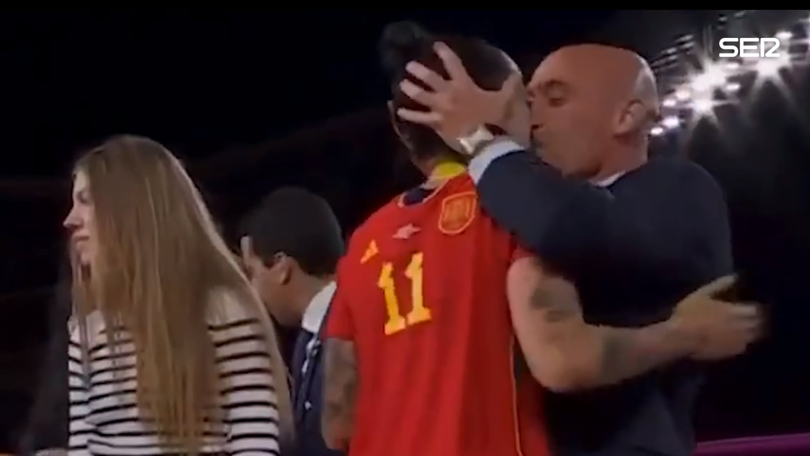 Momento del beso no consentido de Luis Rubiales a Jenni Hermoso.