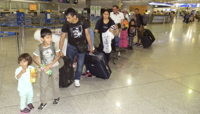 Imagen de archivo de 2016 de refugiados en la cola de facturación en el aeropuerto de Atenas antes de partir hacia Madrid.