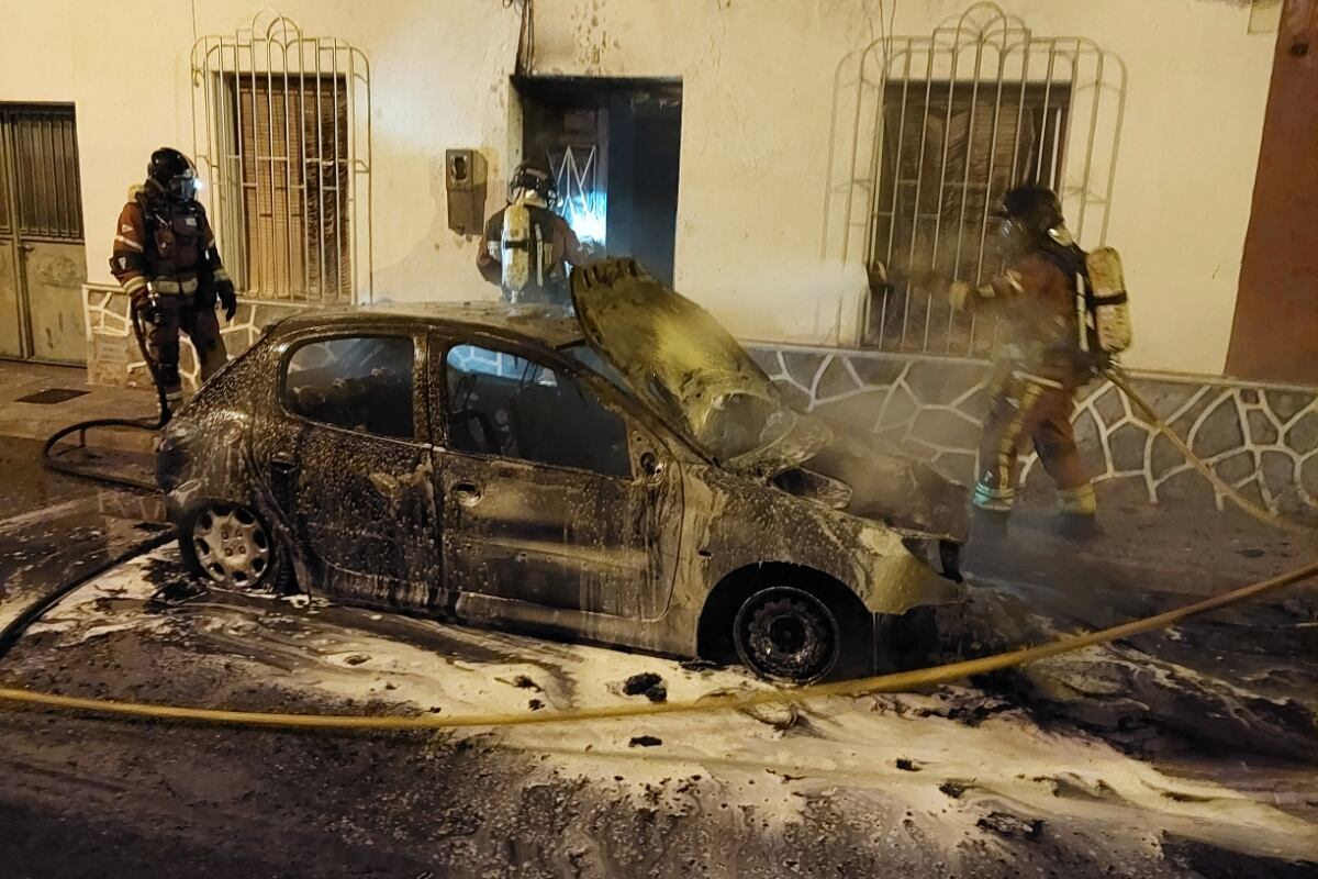 Uno de los vehículos incendiados