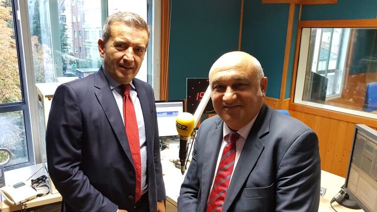 David González Pescador y Miguel del Río en el estudio de la Ventana de Cantabria