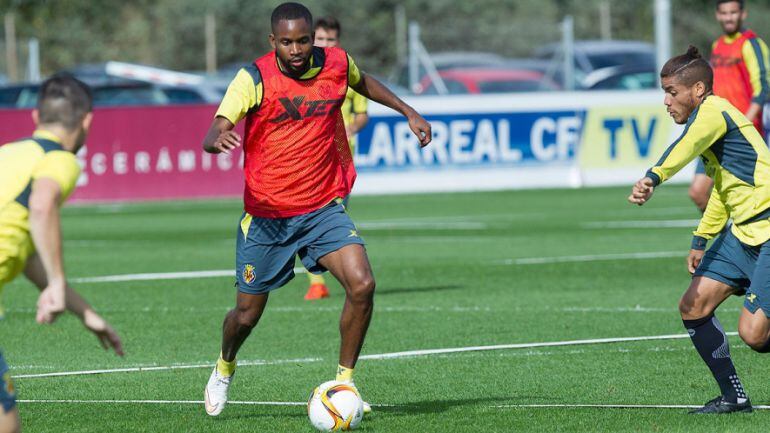 Bakambu se retira del último entrenamiento por molestias en la rodilla izquierda