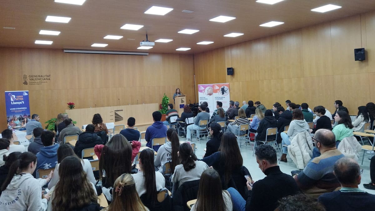 El CIP FP Batoi d'Alcoi posa en marxa el projecte Llança't per ajudar a emprendre a l'alumnat i titulats de FP_Entrevistes a Ofelia Cháfer, directora del CIP FP Batoi; Toni Santos, coordinador de Llança't; Gloria Muñoz i David Montava de la Direcció