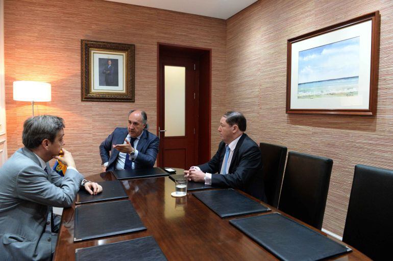 El alcalde de Algeciras, José Ignacio Landaluce (en el centro), junto a funcionarios del Ministerio de AA.EE.