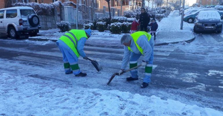 Operarios del ayuntamiento de Colmenar Viejo retiran la nieve de los pasos de cebra