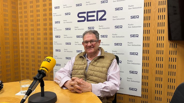 Iñaki Almandoz, el presidente del club de baloncesto Askatuak, celebra el 50º aniversario del equipo con el reconocimiento de la Medalla al Mérito Ciudadano