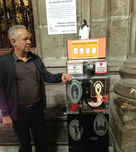 Carlos López-Tapia junto a la máquina mencionada en el audio